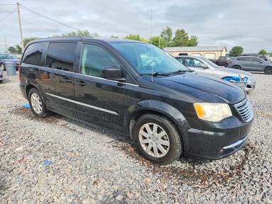 Vue de 2014 CHRYSLER TOWN &amp; COUNTRY TOURING, angle 4