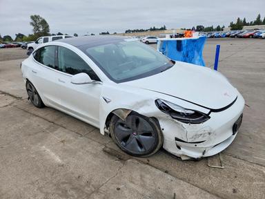 Вид 2020 TESLA MODEL 3, угол 4