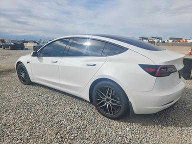 Vista de 2022 TESLA MODEL 3, ángulo 2