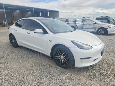 Vista de 2022 TESLA MODEL 3, ángulo 4