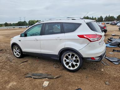 Vue de 2013 FORD ESCAPE TITANIUM, angle 2