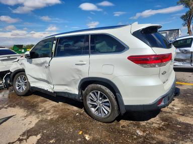 Vista de 2019 TOYOTA HIGHLANDER XLE, ángulo 2