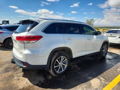 Vista de 2019 TOYOTA HIGHLANDER XLE, ángulo 3