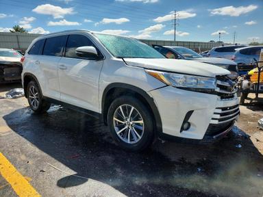 Vista de 2019 TOYOTA HIGHLANDER XLE, ángulo 4