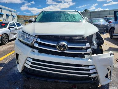 Vista de 2019 TOYOTA HIGHLANDER XLE, ángulo 5