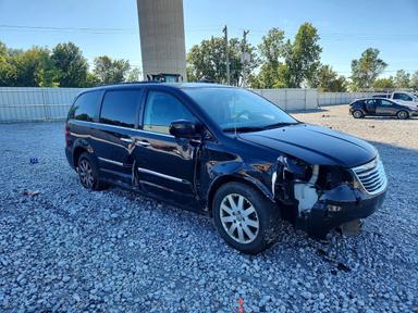 Vue de 2016 CHRYSLER TOWN &amp; COUNTRY TOURING, angle 4