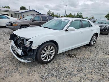 Vue de 2017 CHRYSLER 300 LIMITED, angle 1