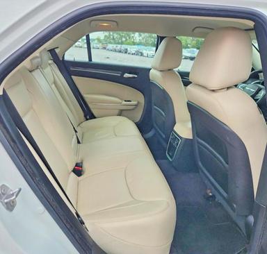 Vue de 2017 CHRYSLER 300 LIMITED, angle 10