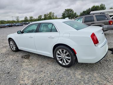 Vue de 2017 CHRYSLER 300 LIMITED, angle 2
