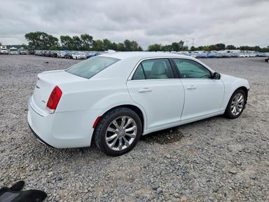 Vue de 2017 CHRYSLER 300 LIMITED, angle 3