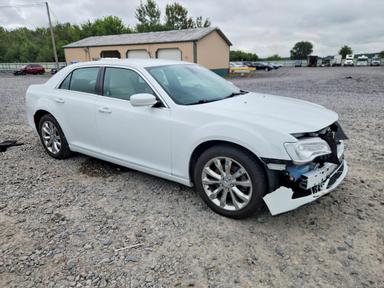 Vue de 2017 CHRYSLER 300 LIMITED, angle 4