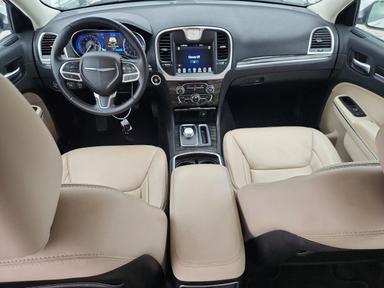 Vue de 2017 CHRYSLER 300 LIMITED, angle 8