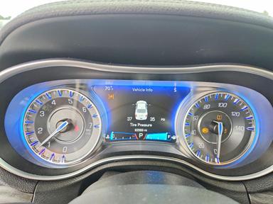Vue de 2017 CHRYSLER 300 LIMITED, angle 9