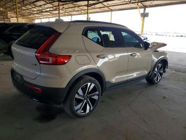 منظر 2025 VOLVO XC40 PLUS، زاوية 3
