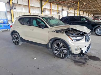 منظر 2025 VOLVO XC40 PLUS، زاوية 4