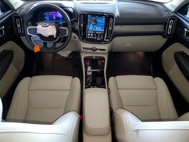 منظر 2025 VOLVO XC40 PLUS، زاوية 8