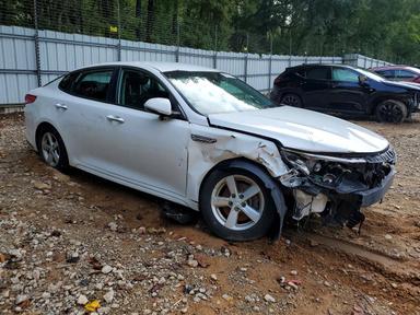 منظر 2019 KIA OPTIMA LX، زاوية 4