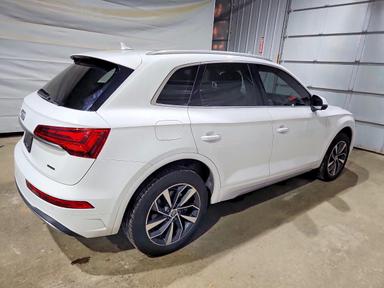 Vista de 2021 AUDI Q5 PREMIUM, ángulo 3