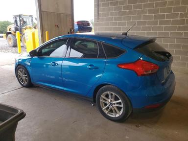 Vue de 2016 FORD FOCUS SE, angle 2