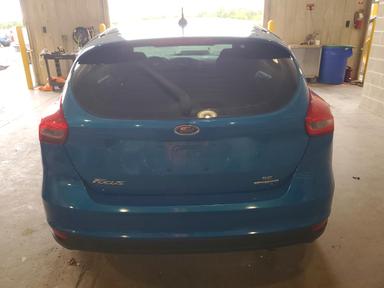 Vue de 2016 FORD FOCUS SE, angle 6