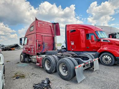 Vista de 2006 VOLVO VNL SEMI TRUCK, ángulo 2