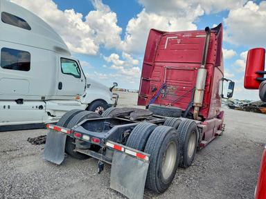 Vista de 2006 VOLVO VNL SEMI TRUCK, ángulo 3