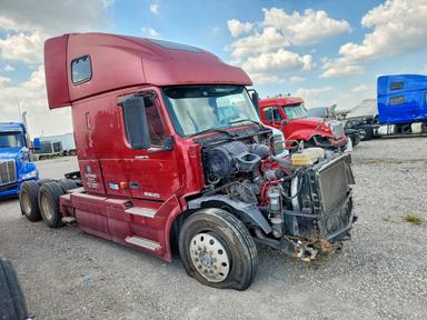 Vista de 2006 VOLVO VNL SEMI TRUCK, ángulo 4