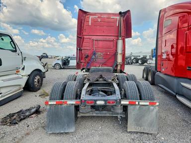 Vista de 2006 VOLVO VNL SEMI TRUCK, ángulo 6