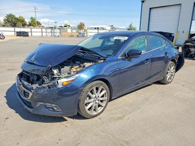 Vue de 2018 MAZDA 3 GRAND TOURING, angle 1
