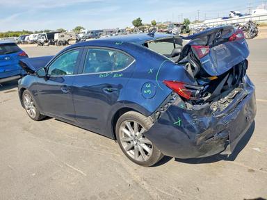 Vue de 2018 MAZDA 3 GRAND TOURING, angle 2