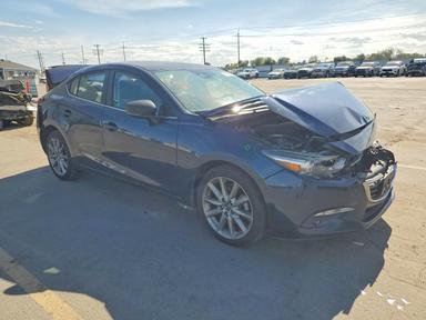 Vue de 2018 MAZDA 3 GRAND TOURING, angle 4