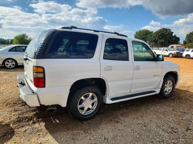 Vista de 2004 GMC YUKON DENALI, ángulo 3