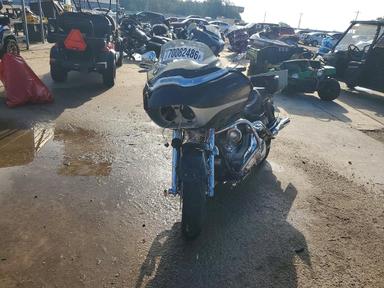 Vue de 2004 HARLEY-DAVIDSON FLTRI, angle 2