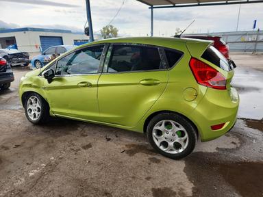 Vista de 2011 FORD FIESTA SES, ángulo 2