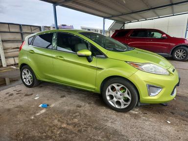 Vista de 2011 FORD FIESTA SES, ángulo 4