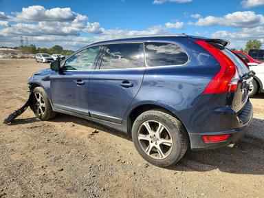 Vue de 2012 VOLVO XC60 T6, angle 2