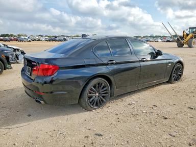 Вид 2012 BMW 550 XI, угол 3