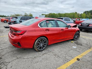 Вид 2021 BMW 330XI, угол 3