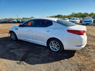 Vue de 2011 KIA OPTIMA LX, angle 2