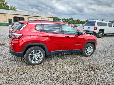 Vista de 2024 JEEP COMPASS LATITUDE LUX, ángulo 3
