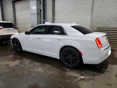 Вид 2018 CHRYSLER 300 TOURING, угол 2