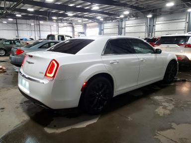 Вид 2018 CHRYSLER 300 TOURING, угол 3