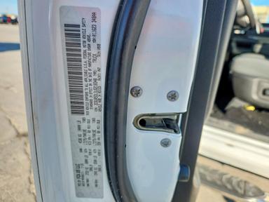منظر 2018 RAM 2500 SLT، زاوية 12