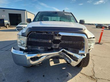 منظر 2018 RAM 2500 SLT، زاوية 5