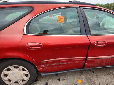 Vista de 1996 FORD TAURUS, ángulo 10
