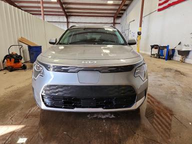 Vista de 2024 KIA NIRO WIND, ángulo 5
