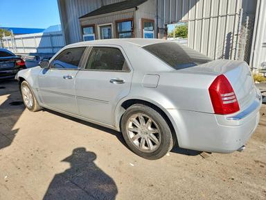 Vue de 2005 CHRYSLER 300C HEMI C, angle 2