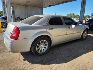 Vue de 2005 CHRYSLER 300C HEMI C, angle 3