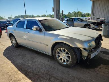 Vue de 2005 CHRYSLER 300C HEMI C, angle 4