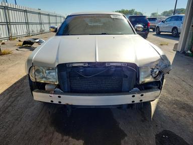 Vue de 2005 CHRYSLER 300C HEMI C, angle 5